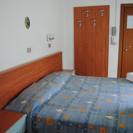 Hotel Trevi Cesenatico Rum bild