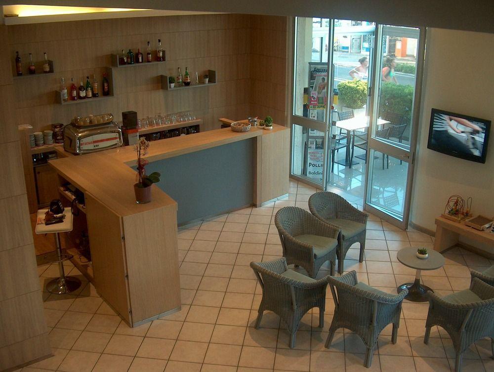 Hotel Trevi Cesenatico Exteriör bild