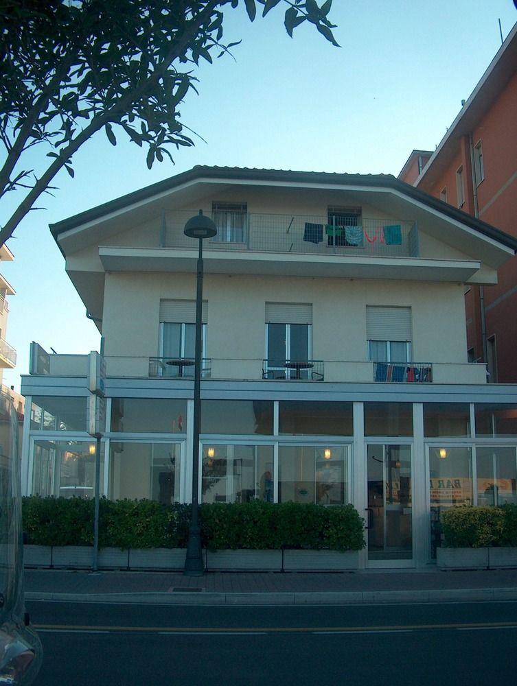 Hotel Trevi Cesenatico Exteriör bild
