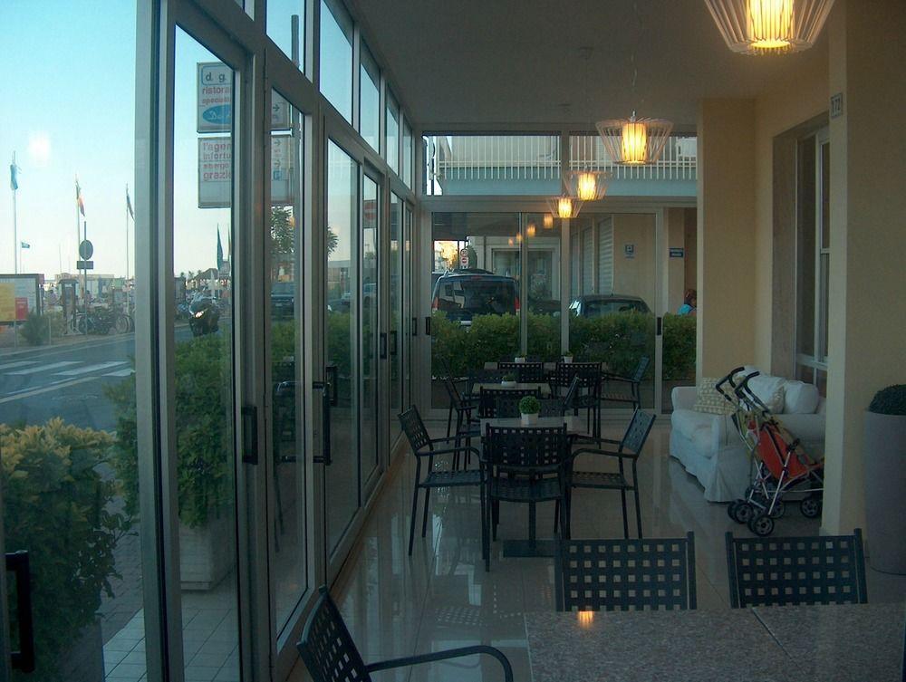Hotel Trevi Cesenatico Exteriör bild