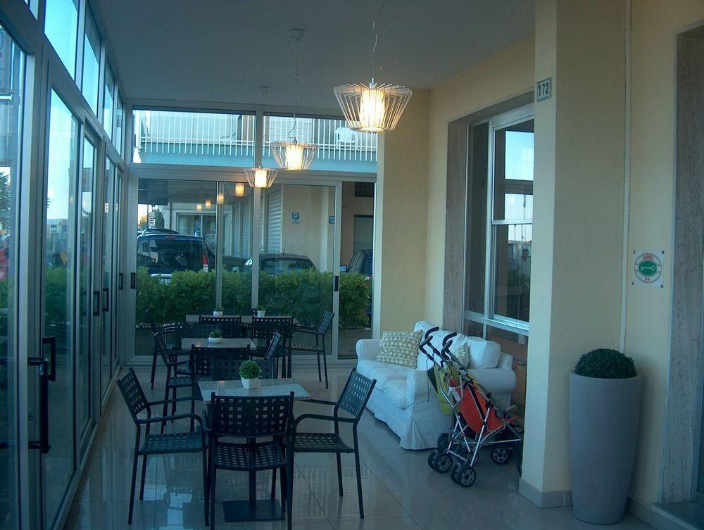 Hotel Trevi Cesenatico Exteriör bild