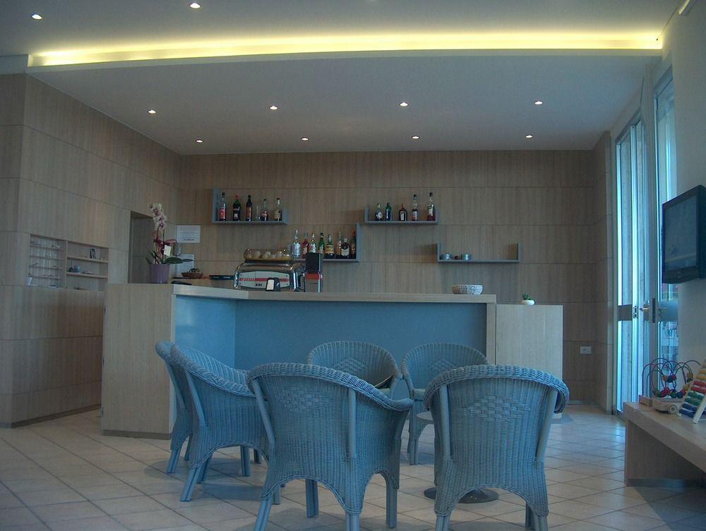 Hotel Trevi Cesenatico Exteriör bild