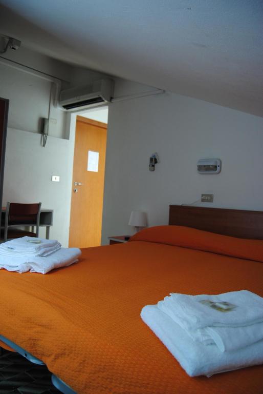 Hotel Trevi Cesenatico Rum bild