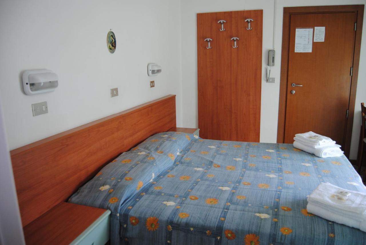 Hotel Trevi Cesenatico Rum bild